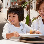 お料理をお客様のテーブルへ