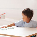 テーブルを拭いて