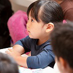 真剣にお話を聞くこどもシェフ