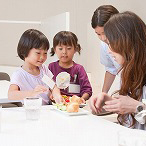 お料理をお客様のテーブルへ